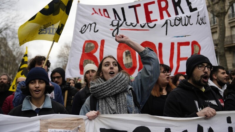 Studenten rufen Parolen während einer Demonstration. Während der französische Senat über die Rentenreform berät, haben landesweit Menschenmassen gegen das Vorhaben der Mitte-Regierung protestiert.