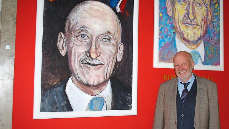 Der doppelte Schuman - mit Schulleiter Günter Habel: Robert Schuman, einer der Ur-Väter des vereinten Europas, ist nicht nur dank der Kunstwerke von Claus Böhle am RSG nach wie vor präsent.