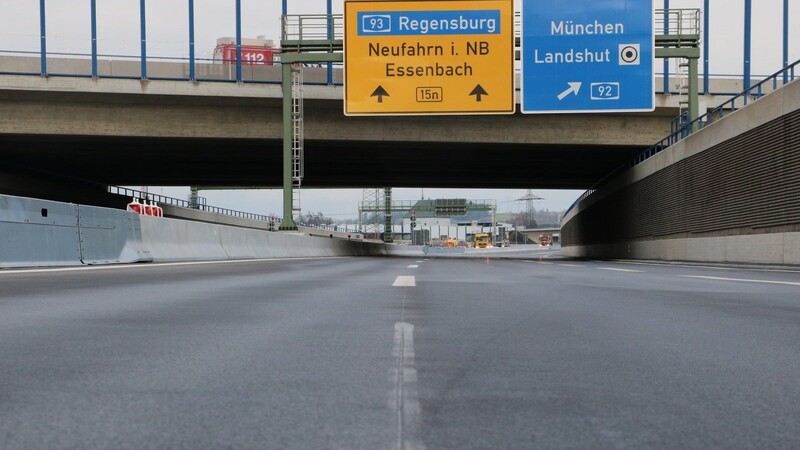 Von nun an gelangt der Verkehr, der von der A 92 aus Fahrtrichtung Deggendorf kommt, direkt auf die B 15 neu. Auch Pendler aus dem Norden können nun direkt von der B 15 neu auf die A 92 Richtung Deggendorf weiterfahren .