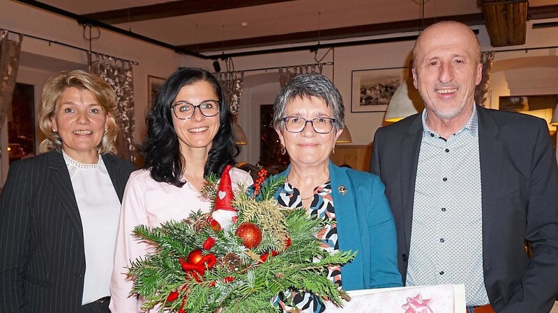 Bürgermeisterin Elisabeth Kerscher (links), Personalrätin Bianca Fuchs (Zweite von links) und Geschäftsleiter Klaus Eschbach verabschiedeten Maria Höcherl in den Ruhestand.