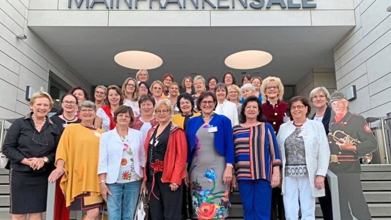 Die Delegierten aus Niederbayern der Frauen-Union machten ein Erinnerungsfoto vor den Mainfrankensälen.