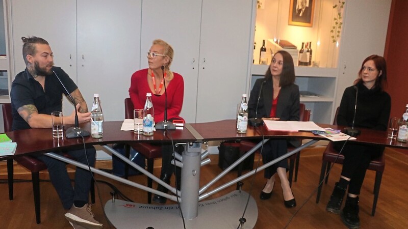 Bei der Diskussion: (von links) Ex-User Cornelius Kammerl, Moderatorin Anja Stubba, Diplompsychologin Marion Santl und Drogenberaterin Olivia Mantwill.