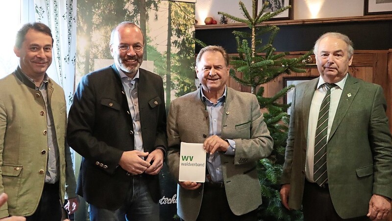 Freuten sich über den Besuch von EVP- Vorsitzenden Manfred Weber (2.v.l.): Josef Ziegler (v.l.), Präsident des bayerischen Waldbesitzerverbands, Ökonomierat und Obman Rudolf Rosenstatter aus Österreich und FVN-Vorsitzender Georg Huber.