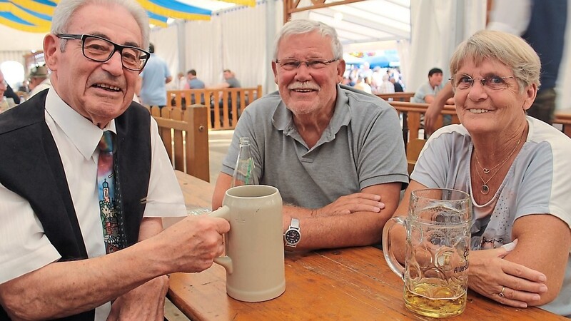 Seit 40 Jahren kommen sie aus Camm in den Niederlanden nach Cham: Zus en Jan von Raak mit Altbürgermeister Leo Hackenspiel.