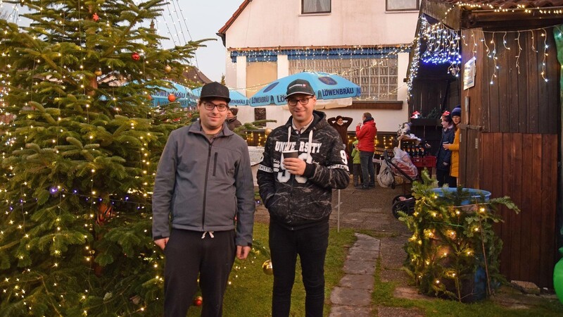 Patrick und Manuel Förster (r.) haben in den Anfangsjahren des Weihnachtshauses die Aktion gemeinsam organisiert.