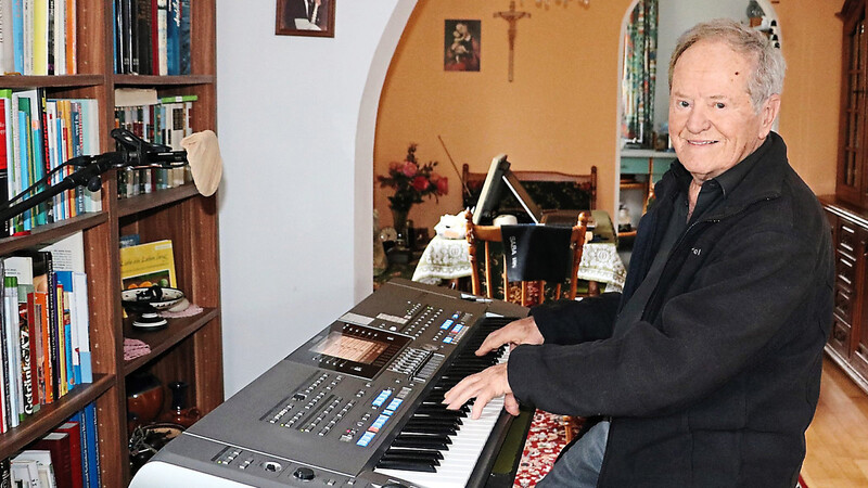 Das Keyboard steht bei Norbert Rieder im Wohnzimmer. Für mehr als 200 Songs hat er die Bass- und Schlagzeugbegleitung auf dem Instrument programmiert.