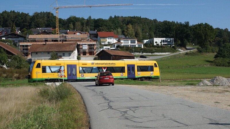 Nach Überarbeitung der Baupläne für die Arztpraxis an der Rieslstraße gibt es keine Bedenken mehr für die Sicherheit der Verkehrsteilnehmer am Bahnübergang.