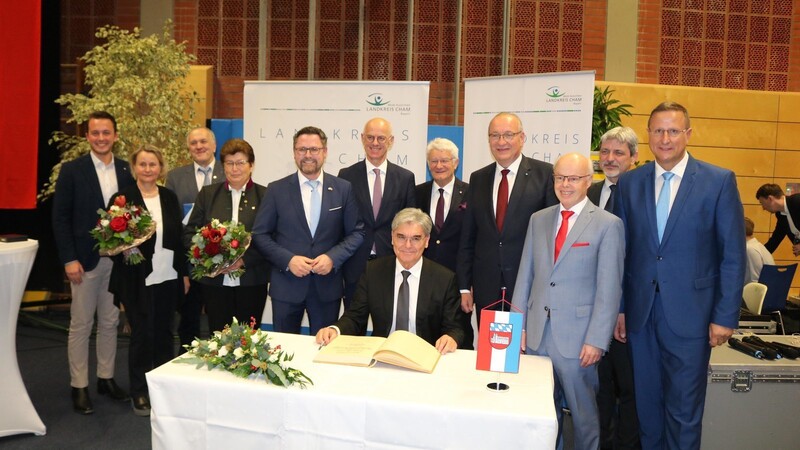 Die neuen Träger des Kreisehrenzeichens gemeinsam mit den Vertretern von Politik und Sparkasse Cham sowie Referent Joe Kaeser.