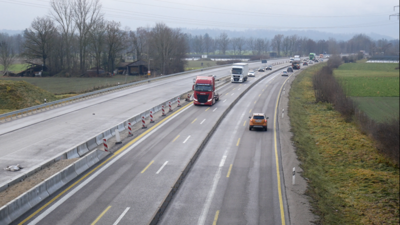 Über die Wintermonate läuft der Verkehr weiter vierspurig in beide Richtungen auf der Fahrbahn in Richtung München.