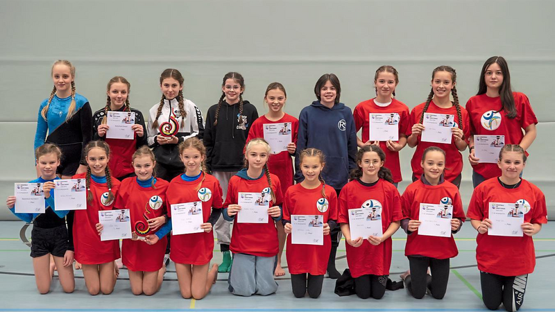Die Siegermannschaften der Realschule Viechtach und Regen mit den besten Einzelturnerinnen (rote T-Shirts).