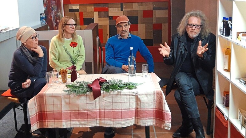 Sabine Teisinger (von links), Doris Ranftl, Olaf Unverzart und Josef Mittelmeier redeten über Kunst: Es ist alles eigentlich ganz einfach, wenn es nur nicht so kompliziert wäre.