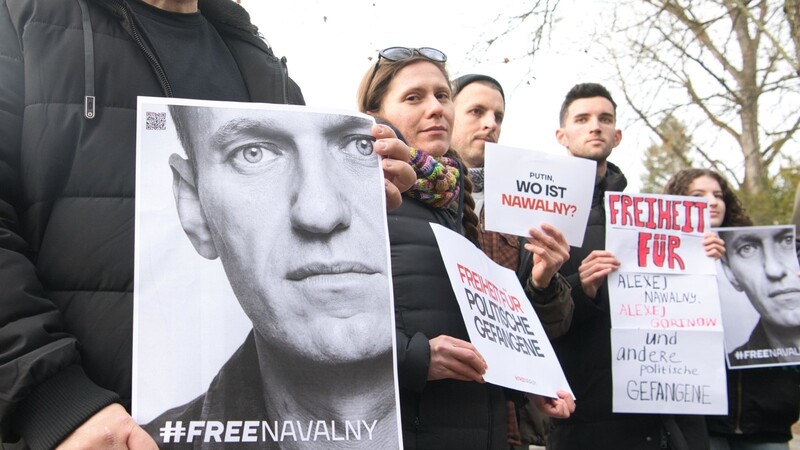Das Schicksal Nawalnys bewegt die Menschen - wie hier in Berlin, wo Demonstranten am Samstag vor dem Haus des russischen Botschafters die Freilassung des 47-Jährigen gefordert haben.