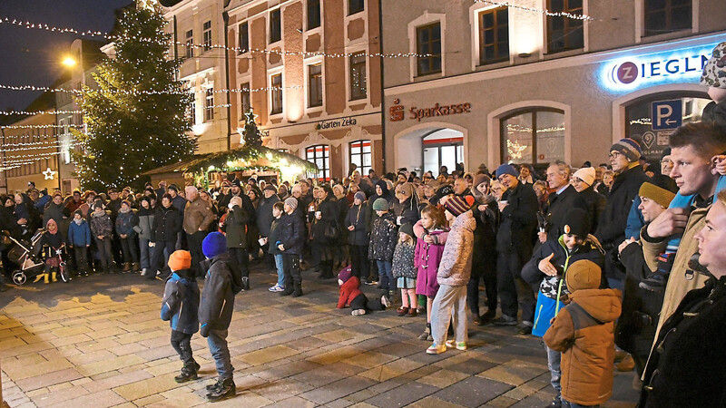 Ein Mischung aus gespannter Erwartung und Weihnachtsglück herrschte bei der Rotary-Schlussziehung am Samstag auf dem Stadtplatz.