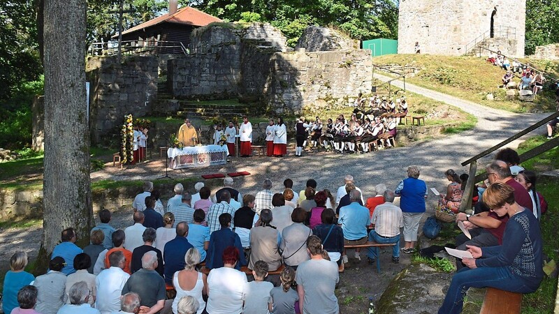 Das Bergfest 2015 mit Pfarrer Markus Meier. Im Hintergrund die Berghütte der dritten Generation.