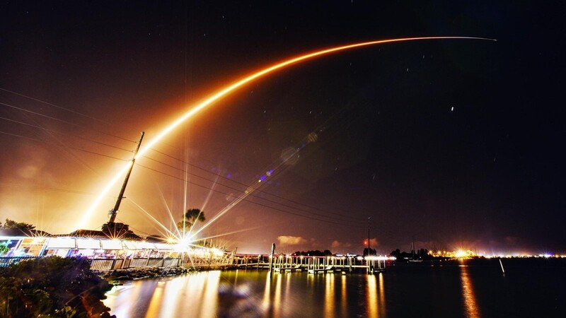 Eine SpaceX-Rakete mit 23 Starlink-Satelliten hebt ab: Die EU plant ihr eigenes Programm für schnelle Internetverbindungen via Satellit. Unklar ist, wer die Flugkörper vor Angriffen schützt.