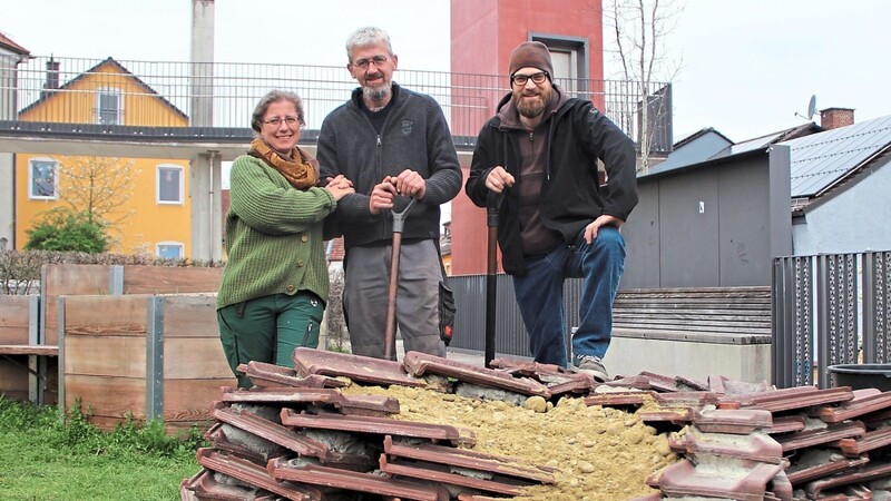 Am Donnerstag haben die Landau-im-Wandel-Mitglieder Hannelore Zech, ihr Ehemann Anton und Martin Brunner die Arbeiten an der Doppelkräuterspirale aus gemörtelten Ziegelsteinen vorangetrieben.