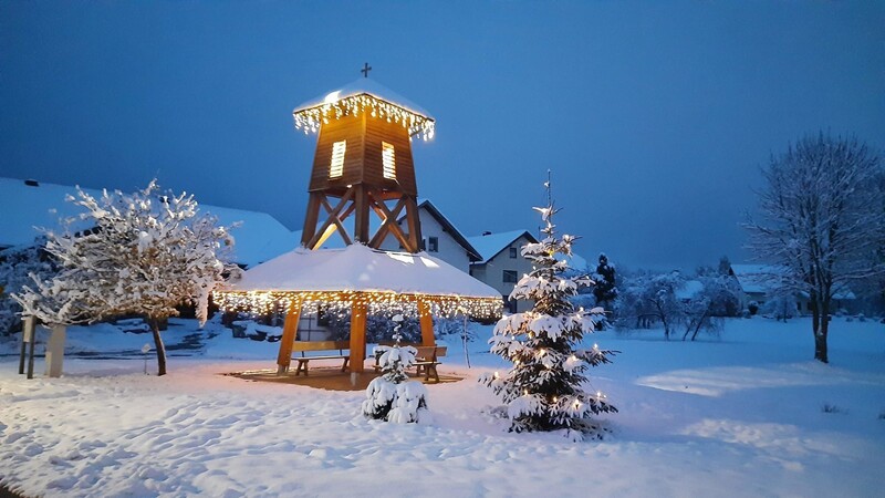 Besonders schön beleuchtet ist die Dorfglocke im Winter.