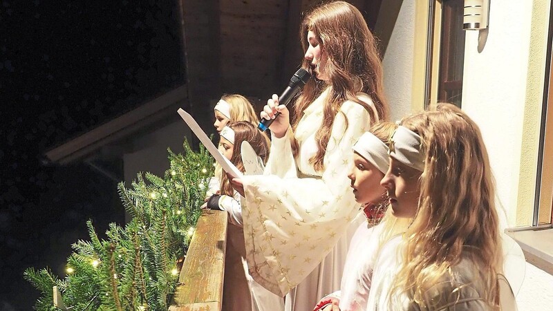 Umrahmt von vier Engeln verkündete das Christkind Sophia Penzkofer die Frohe Botschaft an die Besucher des Weihnachtsmarktes.
