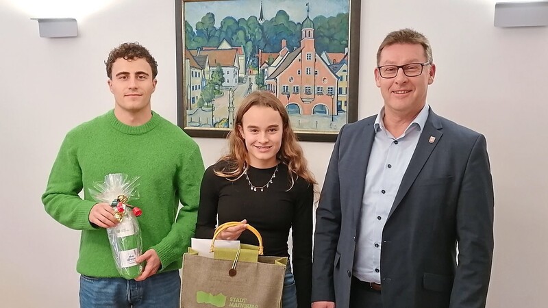 Bürgermeister Helmut Fichtner gratulierte Vincent Limpens (links) und Lisa-Marie Stanglmair zu deren super Leistungen.