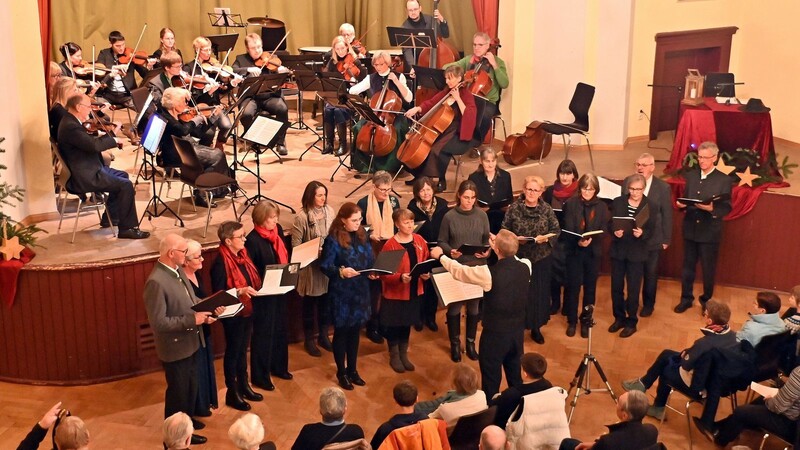 Der Kötztinger Kammerchor und der Kammermusikkreis gestalteten die "Heilige Nacht" in der Jahnhalle.