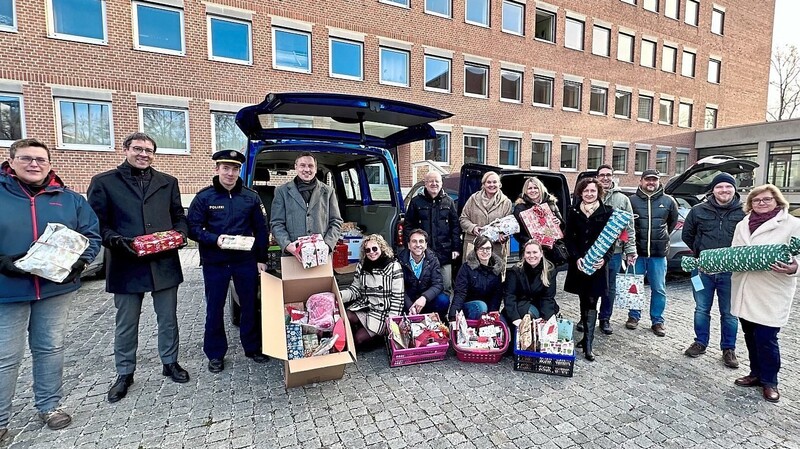 Von den Personalratsvorsitzenden der Landshuter Behörden wurden am Montag die Päckchen gemeinsam verladen und anschließend an die an der Aktion beteiligten Seniorenheime ausgeliefert.