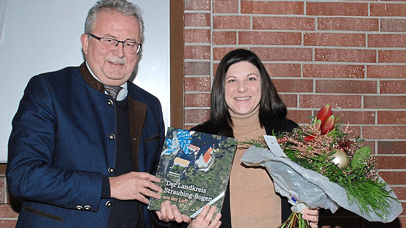 Von Landrat Josef Laumer (links) gab es Blumen und ein Buch zum Abschied: Johanna Uekermann (rechts) ist jetzt nicht mehr im Kreistag.