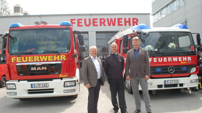 Stolz auf das neu gestaltete Feuerwehrhaus sind (v. r.): Standortleiter Jörg Recklies, Kommandant Alexander Schmid und Betriebsratsvorsitzender Johann Dechant.