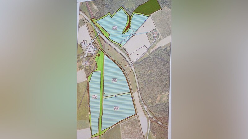 Knapp 20 Fußballfelder passen auf die Fläche des Solarparks, der nahe dem Weiler Leitersdorf entstehen soll.