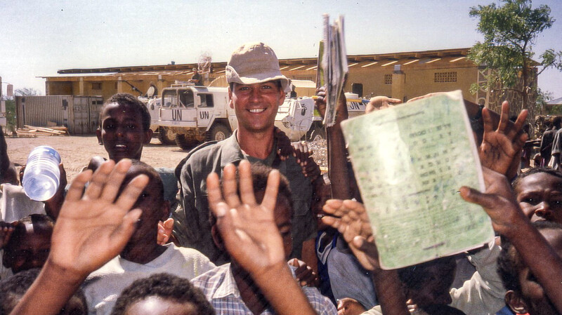 Die Pioniere aus Bogen sorgten sich Somalia um das Wohl der Menschen und waren daher sehr beliebt. Diese Sympathie bekam Kompaniechef Hubert Blabl zum Beispiel zu spüren, als er Schüler besuchte.