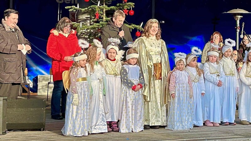 Christkind Selina Eckl mit Engelschar, dahinter (v.li.) Gemeindereferent Tobias Krenn, Moderatorin Regina Pfeffer und Bürgermeister Gerhard Mühlbauer, bei der Eröffnung der 13. Arracher Seeweihnacht.