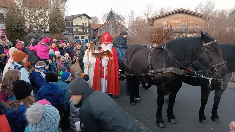 Ein Höhepunkt am Sonntag: Der Nikolaus fuhr mit der Pferdekutsche vor und verteilte kleine Geschenke.