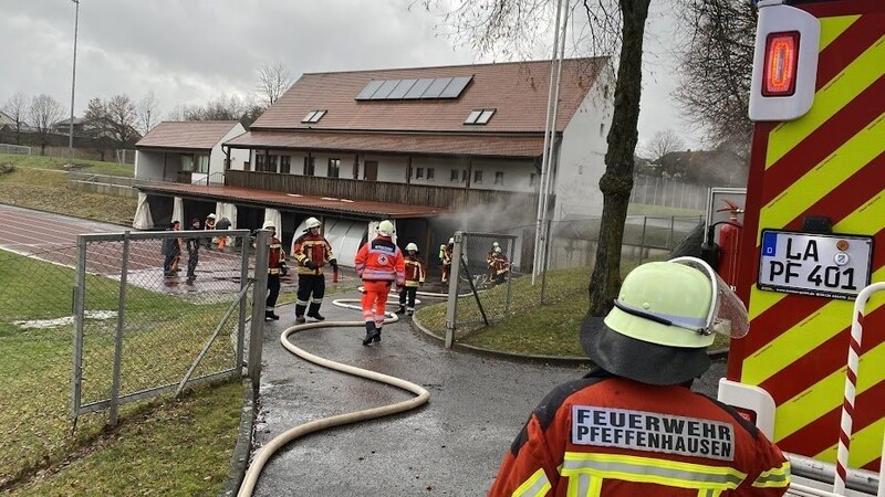 Mit 16 Mitgliedern war die Feuerwehr Pfeffenhausen zum Sportheim ausgerückt.