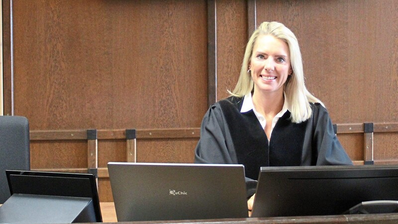 Hier ist Richterin Birgit Fischer in ihrem Element: hinter dem Richtertisch in Sitzungssaal eins.