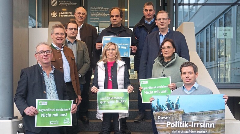 Landwirte vor der Geschäftsstelle des Bauernverbandes mit aktuellen Plakaten, rechts hinten der Bundestagsabgeordnete Ulrich Lechte.