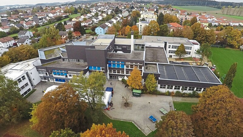 Die Realschule in Vilsbiburg ist die größte Bayerns - aber mittlerweile deutlich in die Jahre gekommen.