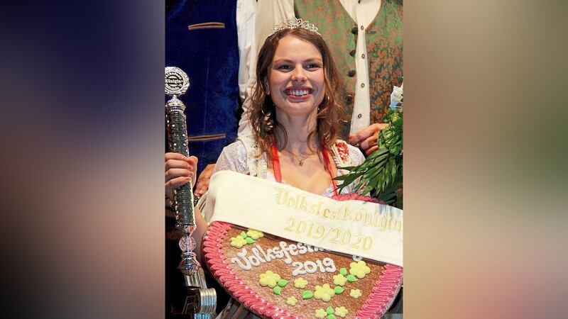 Juliane Heindl strahlt: Sie ist in Pfaffenhofen zur Volksfestkönigin gewählt worden.