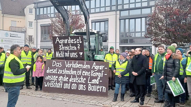 Seiner Kritik freien Lauf an den geplanten Streichungen der Bundesregierung in der Landwirtschaft ließ BBV-Kreisobmann Martin Mittermeier bei der Protestkundgebung am Sonntag vor der BBV-Geschäftsstelle in Abensberg.