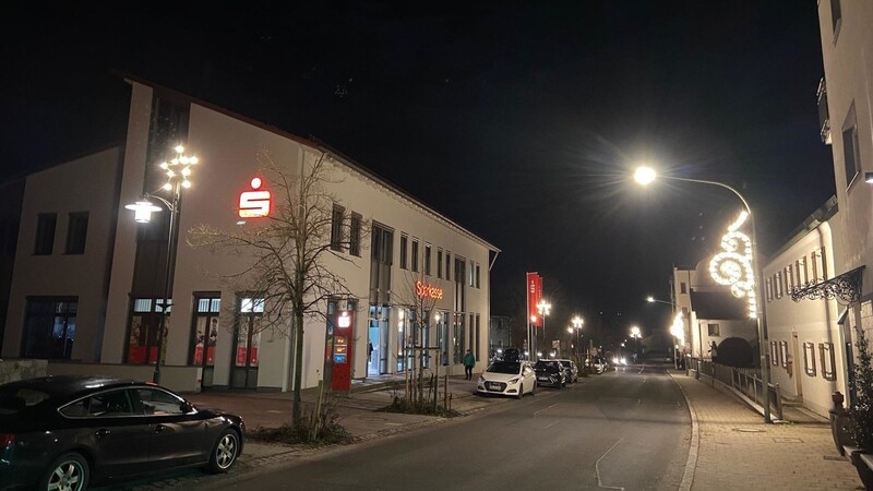 In diesem Teil der Bahnhofstraße gibt es eine Weihnachtsbeleuchtung. Ein Geschäftsinhaber äußerte den Wunsch, den Lichterschmuck auch im anschließenden Bereich fortzusetzen.