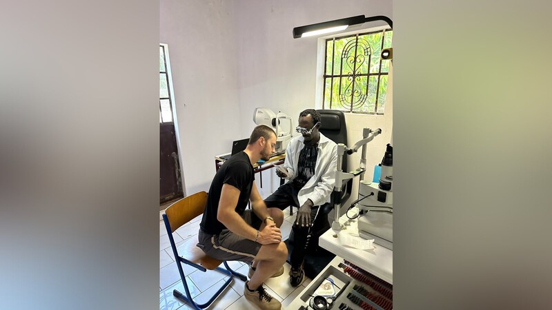 Der Augenarzt Michael Masyk behandelt in Gambia, genauer gesagt in Ganjur, seine Patienten.