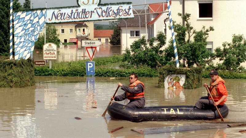 Ein Deichbruch an der Donau setzte an Pfingsten 1999 weite Teile von Neustadt unter Wasser.,
