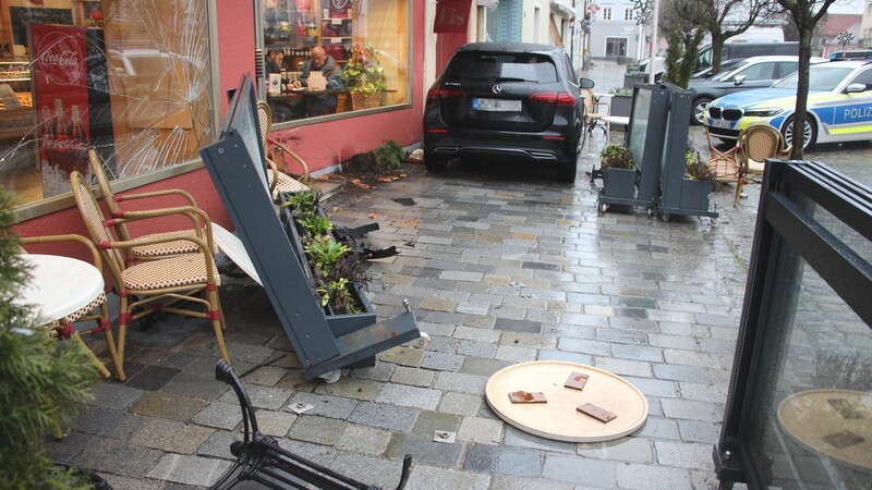 Windschutz und Möbel gingen bei dem Unfall am Stadtplatz zu Bruch.
