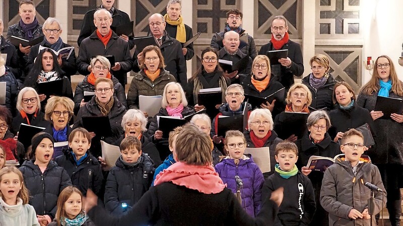 Die Kirchenmusiker der Straubinger Pfarreien haben zusammen mit ihren Sängern und Musikern wieder ein schönes Programm für die musikalische Gestaltung der Gottesdienste an Weihnachten vorbereitet.