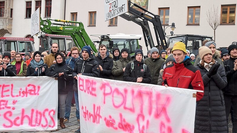 Viele Bauern waren mit Plakaten auf den Marienplatz Freising gekommen, um gemeinsam zu protestieren.