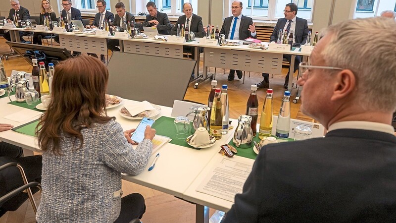 Unter der Leitung des bayerischen Finanzministers Albert Füracker (3. v. r.) findet das Spitzengespräch zum kommunalen Finanzausgleich für das Jahr 2024 statt.