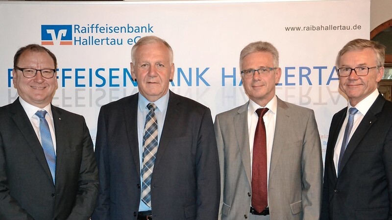 Thomas Obster (2. v. l.) und Stefan Hagl (2. v. r.) wurden bei den turnusgemäßen Wahlen zum Aufsichtsrat im Amt bestätigt. Die Vorstände Andreas Ehrmaier (rechts) und Florian Maier gratulierten.