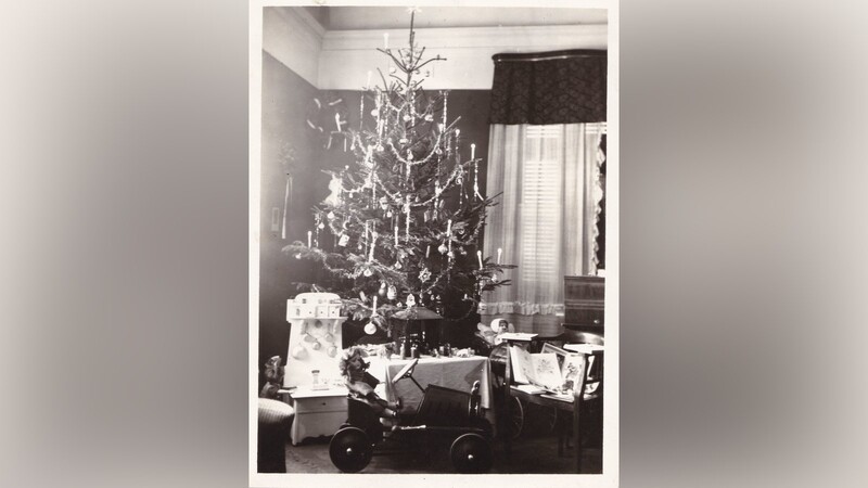 Ein Christbaum der Landshuter Familie von Karl Stadler in den 1920er Jahren.