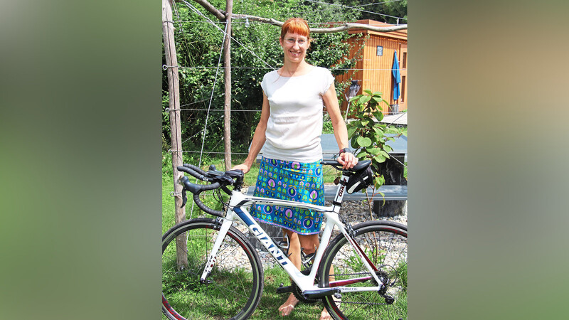 Sonia Roth im Garten mit dem Fahrrad, das sie bei der Challenge Roth über die Ziellinie brachte.