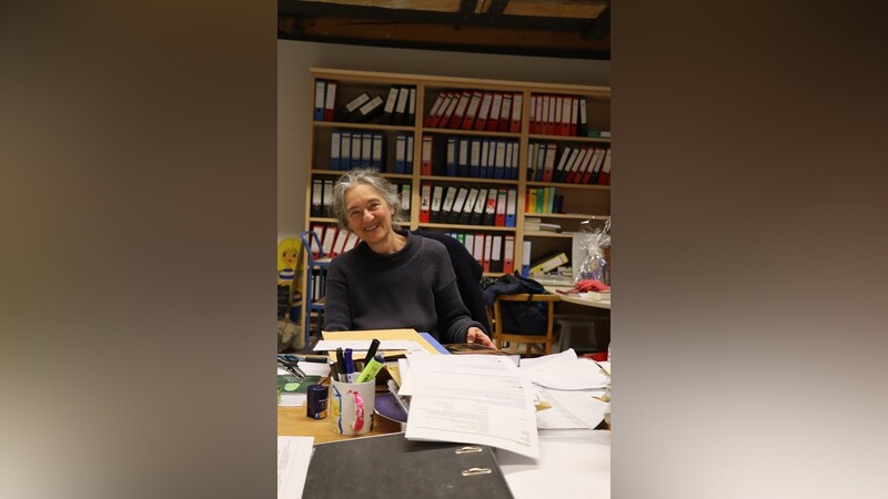 Dr. Dorit-Maria Krenn an ihrem Schreibtisch im Stadtarchiv im Salzstadel.