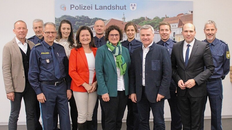 Landrat Peter Dreier (4.v.r.) und die Mandatsträger dankten den Polizeibeamten um Inspektionsleiter Robert Weber (3.v.l.) für ihren Einsatz für die Bevölkerung der Region Landshut im Jahr 2023.
