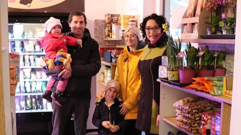 Mario Pittoni, im Bild zusammen mit seiner Familie. Bürgermeisterin Monika Bergmann (r.) stattete ihm vor der Eröffnung bereits einen Besuch ab.